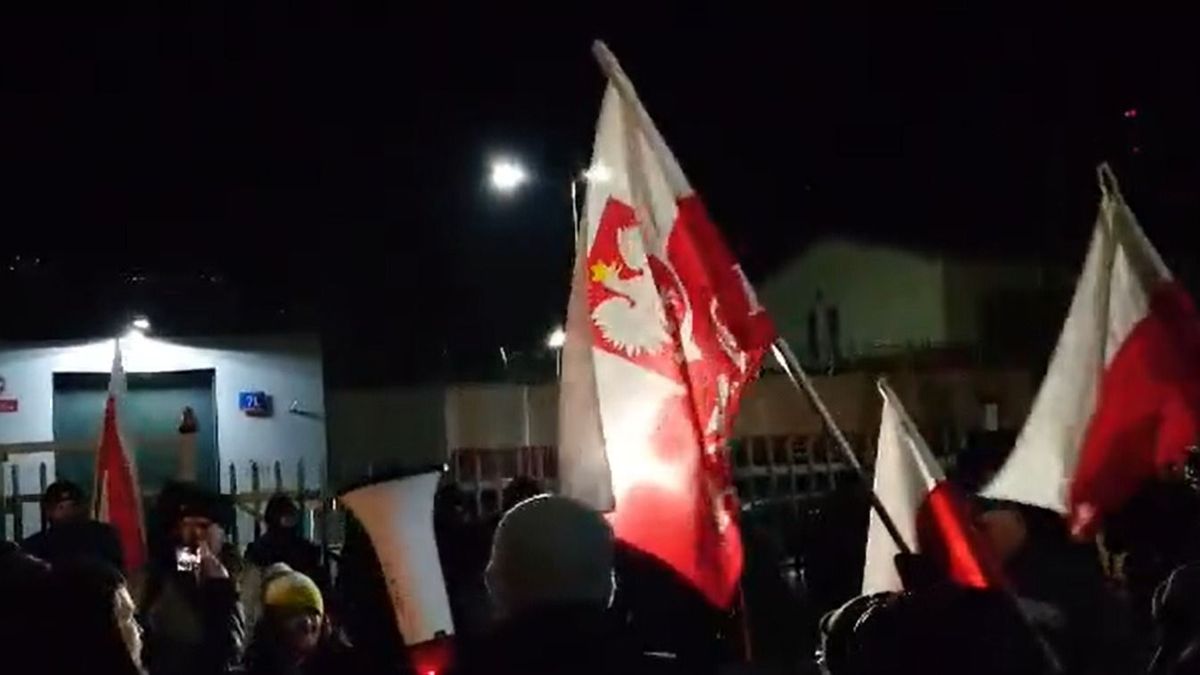Rendőrök mentek az elnöki palotába, puccsszerű jelenetek rázzák meg Lengyelországot (videók)