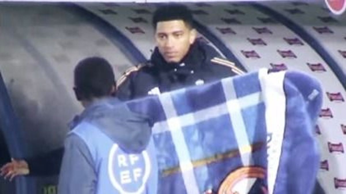 Imádják a szurkolók: saját takaróját adta oda a didergő labdaszedő fiúnak a Real Madrid sztárja (VIDEÓ)
