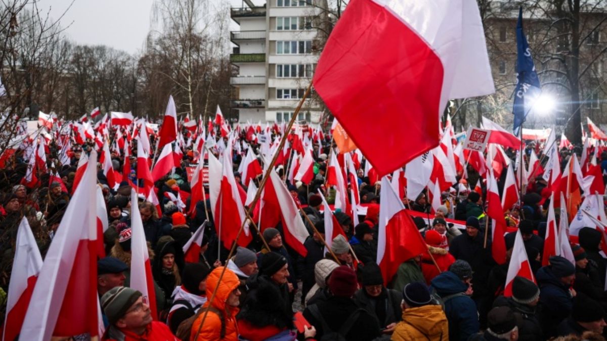 Hatalmas tömeg – erősen indult Morawieckiék tüntetése (VIDEÓ)