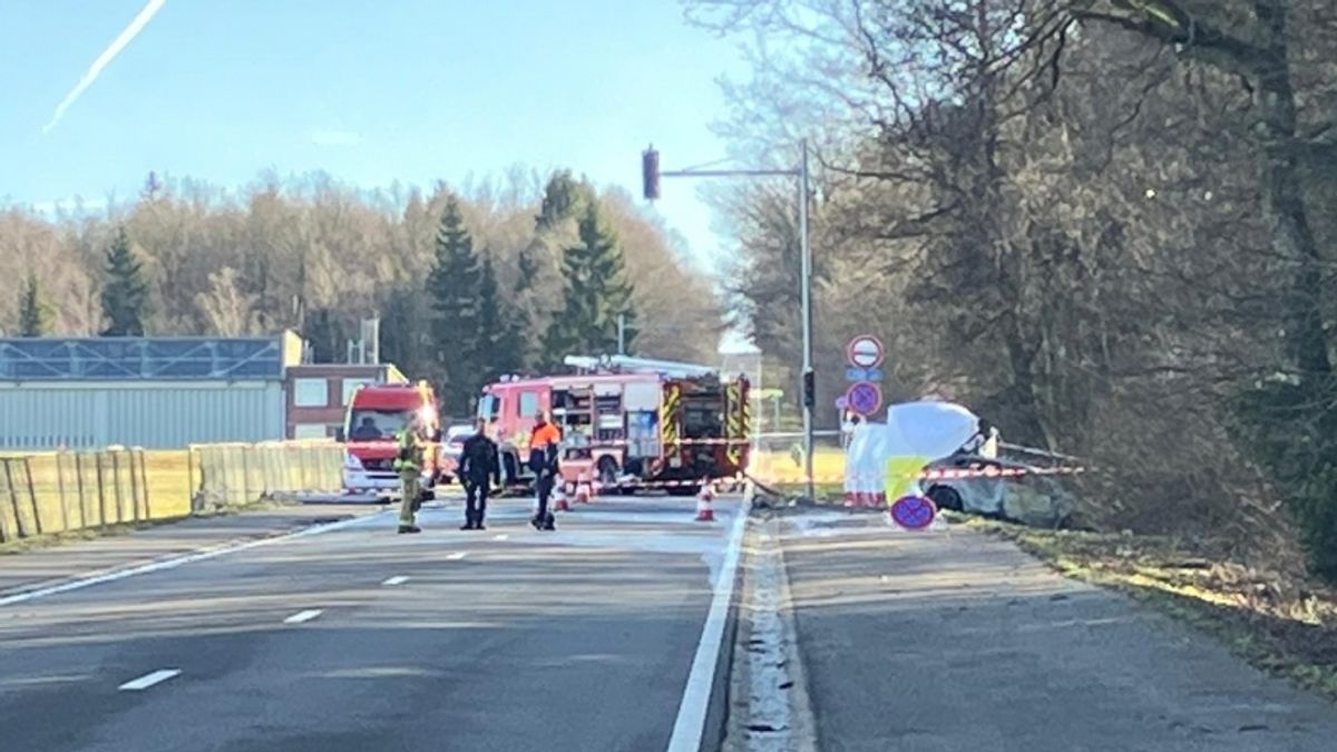 Személyautóra zuhant egy repülőgép, a balesetben ketten is meghaltak