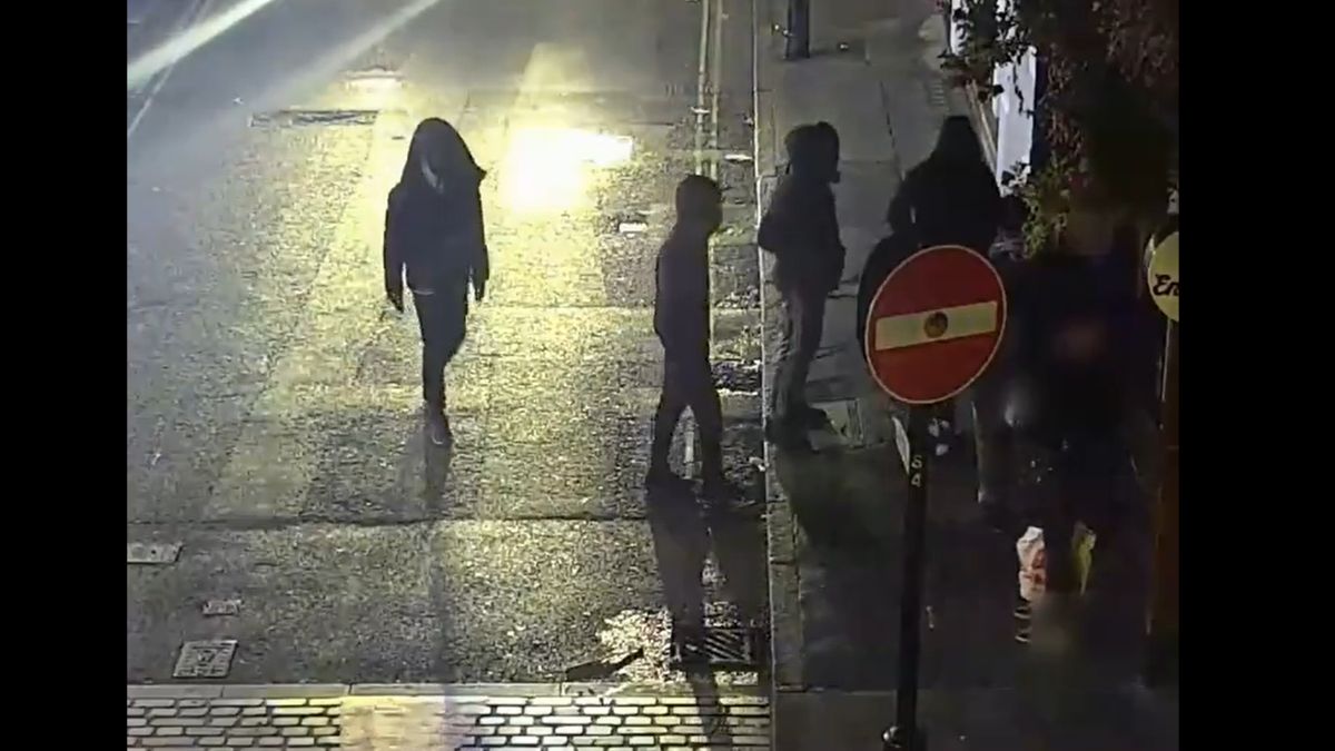 Ilyen is csak Nagy-Britanniában fordulhat elő: saturészegnek tettetik magukat a rendőrök, majd mikor lecsapnának rájuk, lecsapnak (VIDEÓ)
