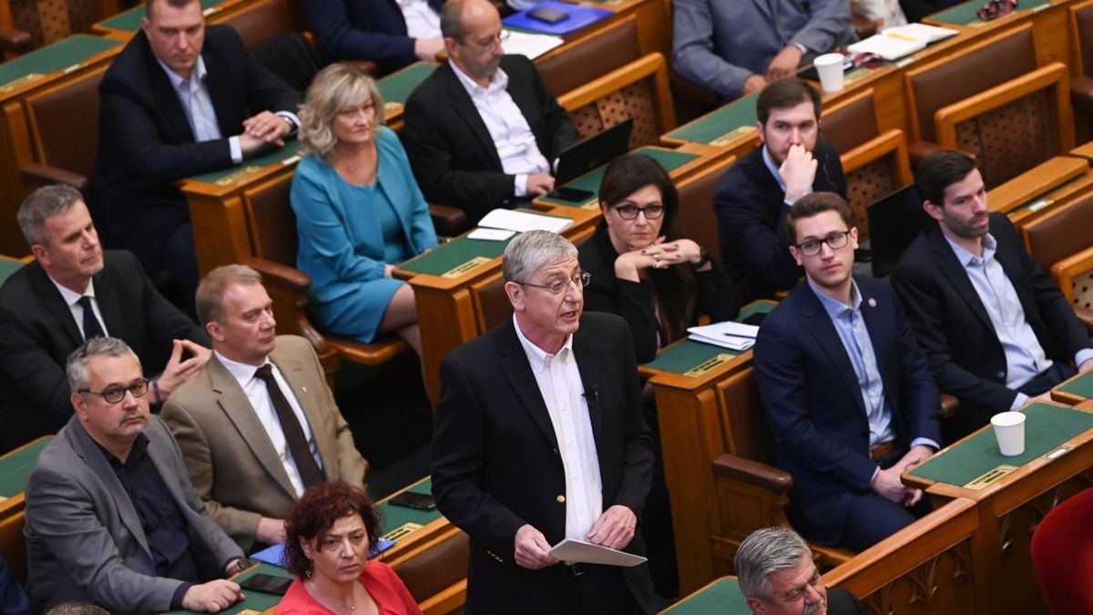 „A félheréjű, pocokarcú halott Putyin úgy félt, hogy megpofozzák, hogy összeszarta magát” – keményen beleszállt az ukránpárti ellenzékiekbe Ceglédi Zoltán