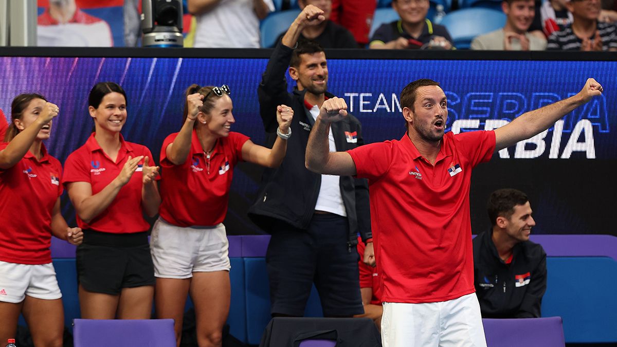 Hoppá: magyar edzővel melegített Novak Djokovics!