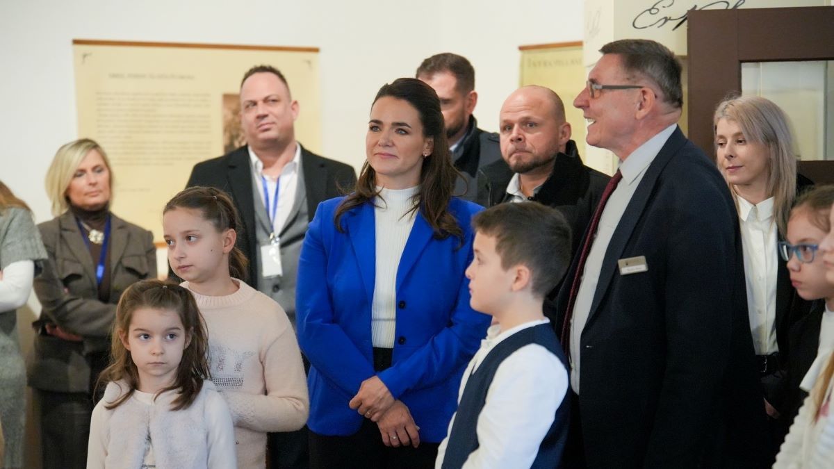 Novák Katalin a kihelyezett Sándor-palotában fogadta Moldova miniszterelnökét