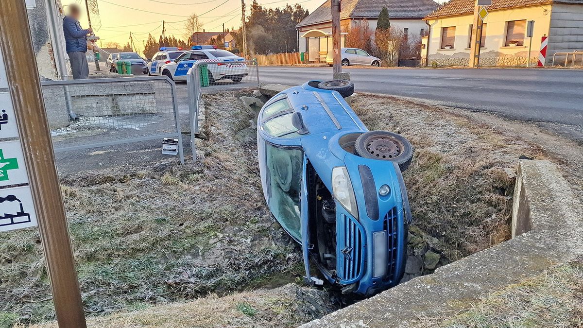 Jeges volt a szélvédője, emlékezetből próbált vezetni, árokban kötött ki (VIDEÓ)