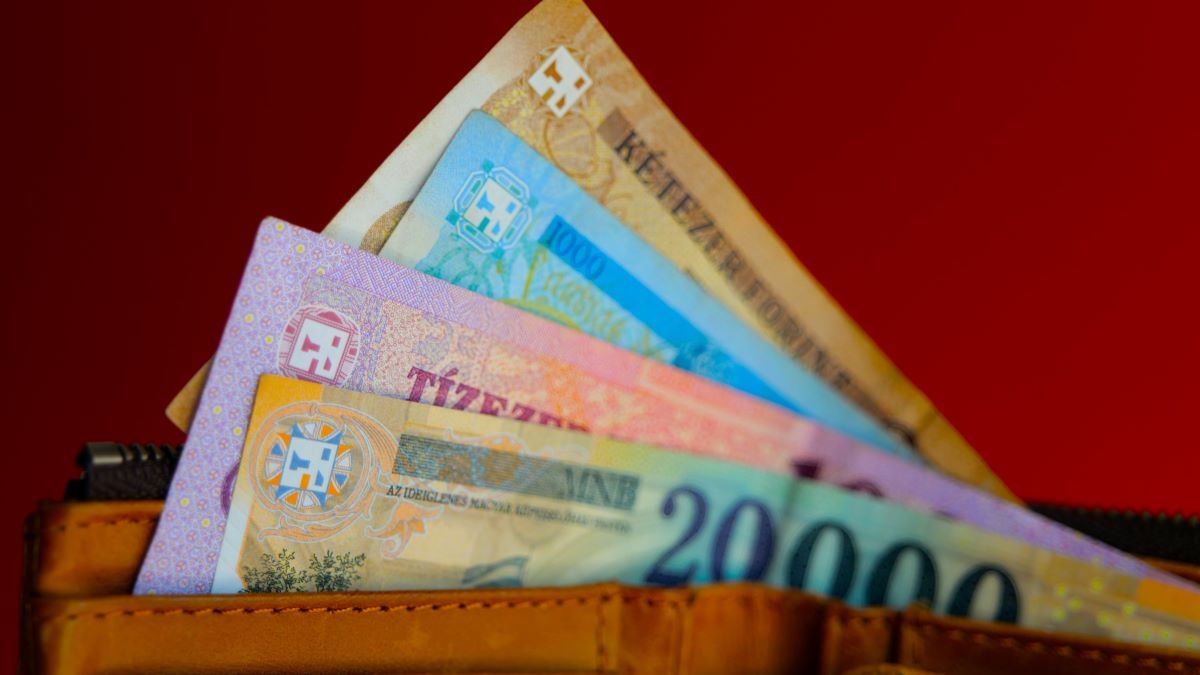 Közel egymillió munkavállaló kapja kézhez a napokban a megemelt fizetését – mutatjuk, mi a teendő, ha trükközik a munkáltató