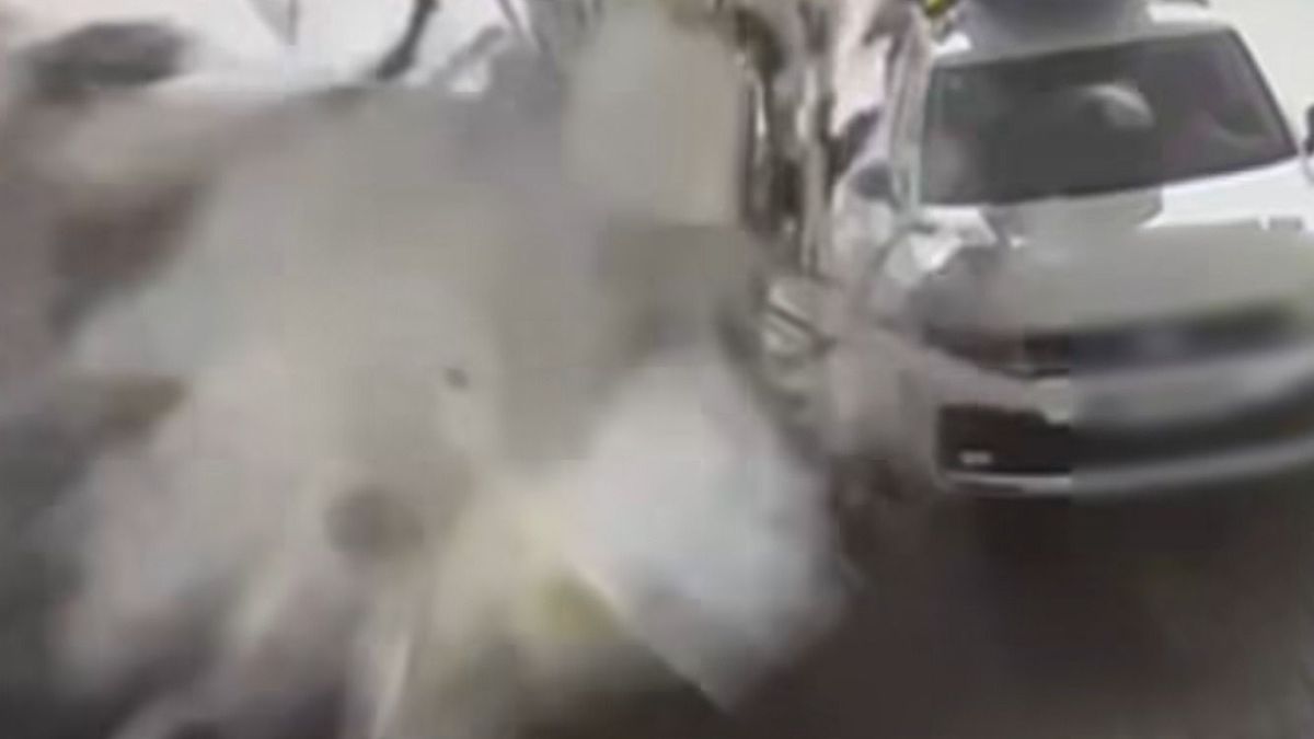 Nagy sebességgel érkezett a benzinkútra, mindent lerombolt a bolgár sofőr (videó)