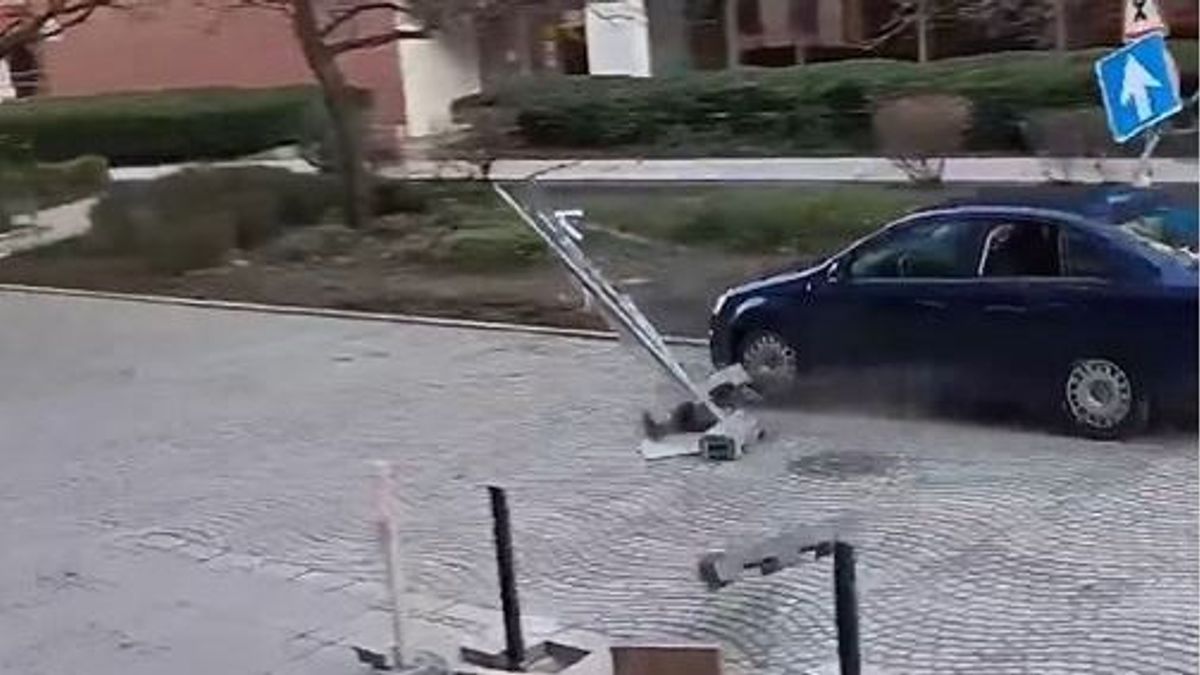 Kordonokon áttörve menekült a rendőrök elől egy sofőr a nyolcadik kerületben (VIDEÓ)