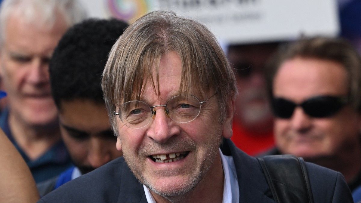 Guy Verhofstadt is reagált a Financial Times értesülésére: „Az EU végre nem hajlandó pénzt önteni egy autokratikus fekete lyukba”