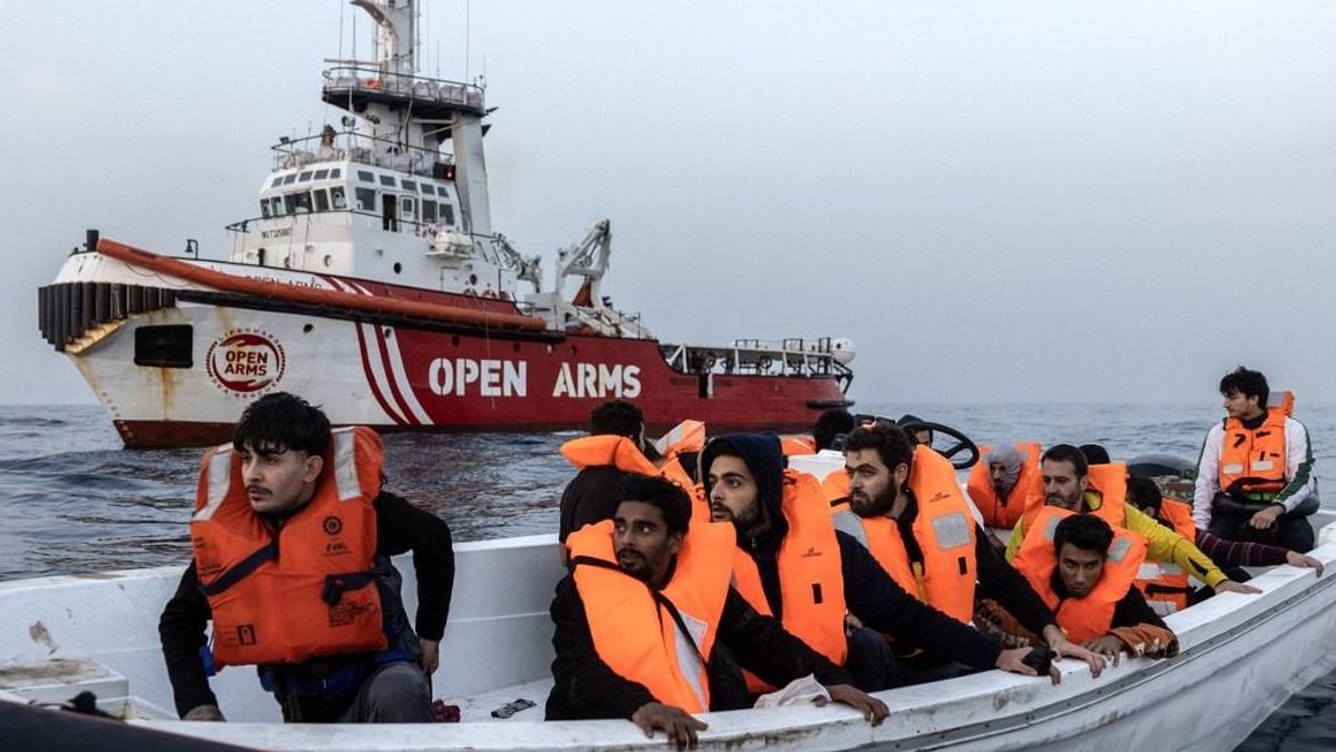 Nekimentek az olaszok a migránsokat szállító spanyol civil szervezetnek