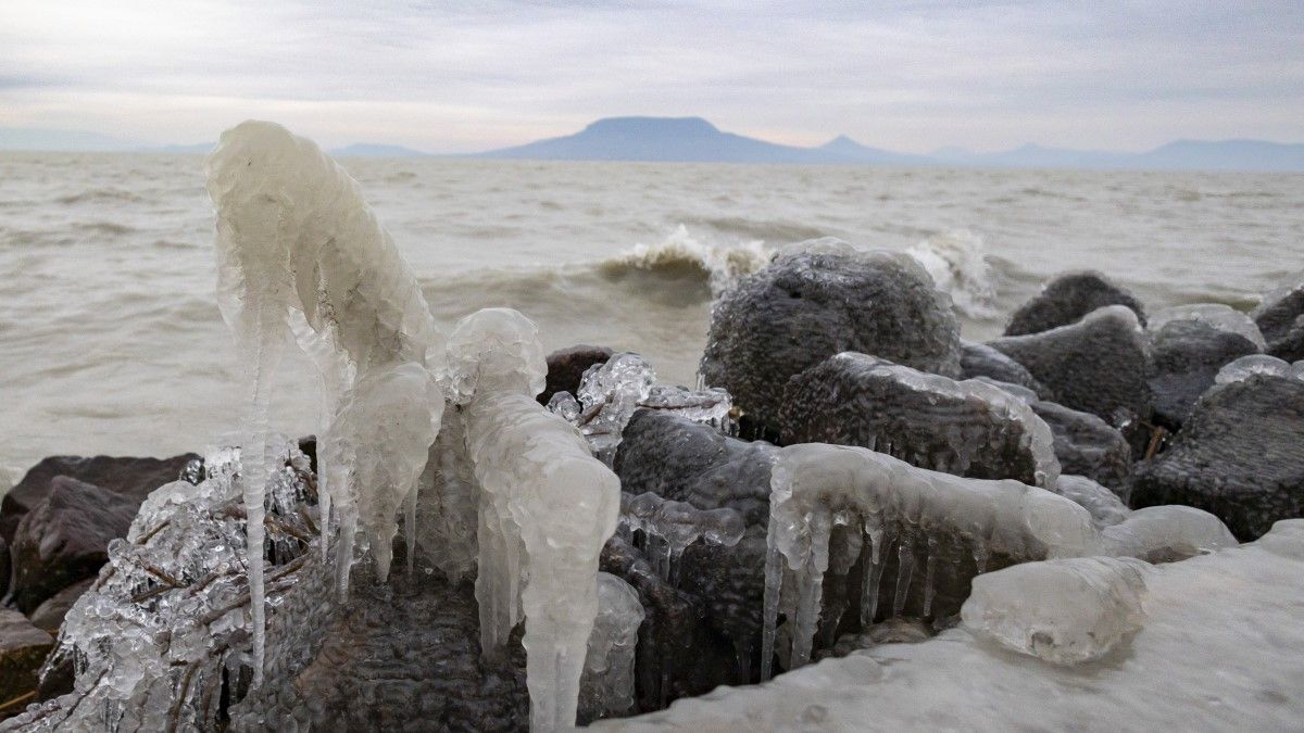 Kezd befagyni a Balaton, veszélyre figyelmeztet a vízügy