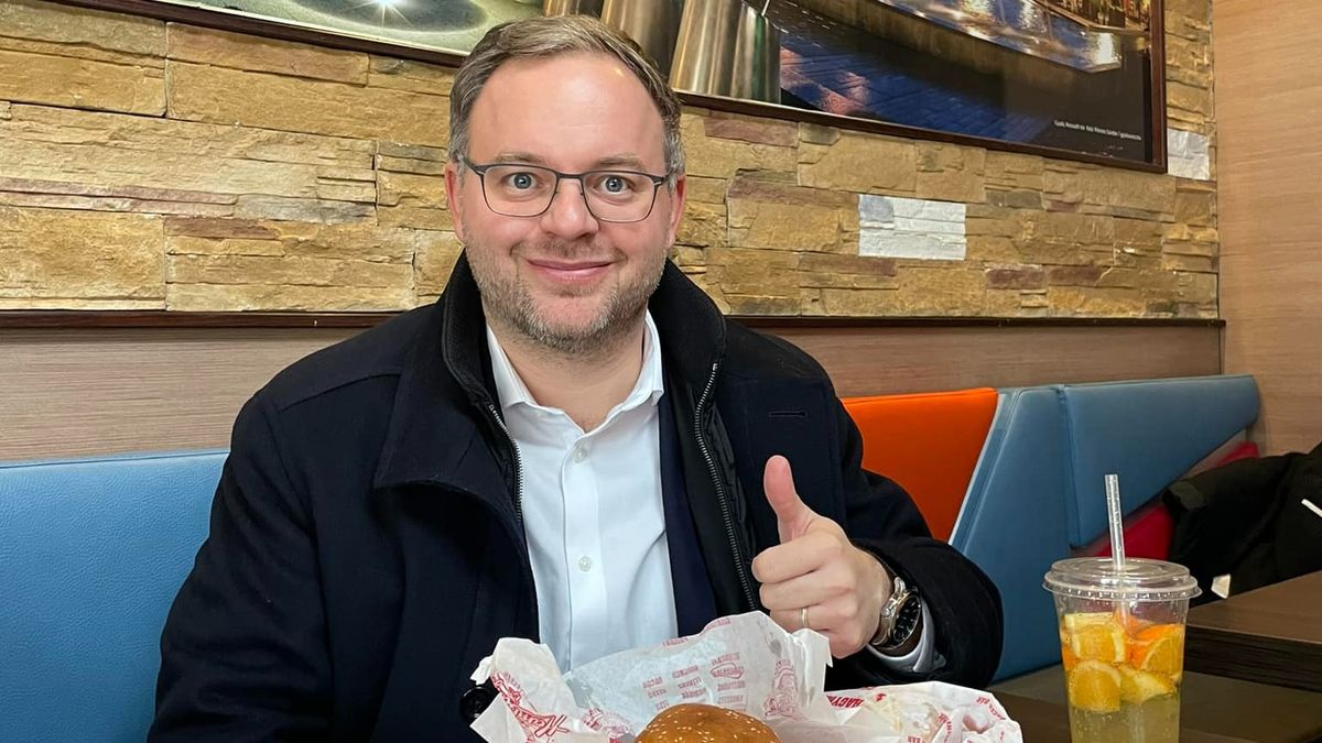 Magyarország legjobb hamburgerezőjében járt Orbán Balázs