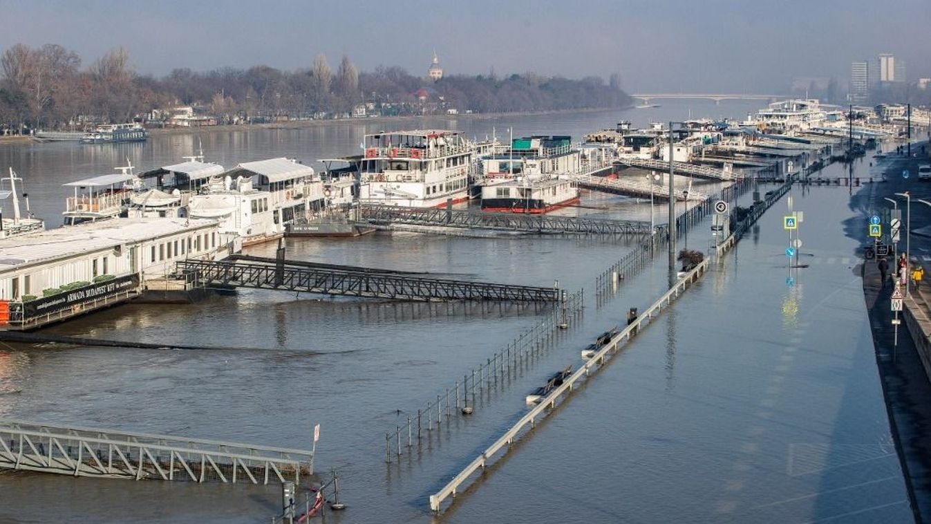 Danube river overflows in Budapest