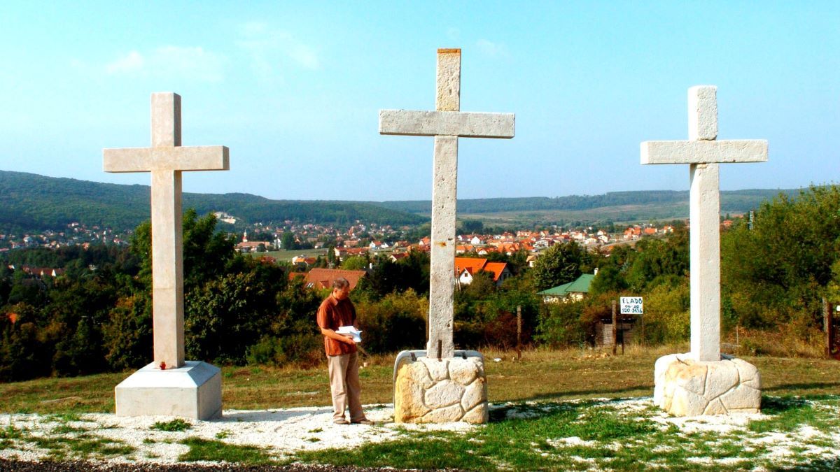 Ismét felállították a keresztet Nagykovácsiban