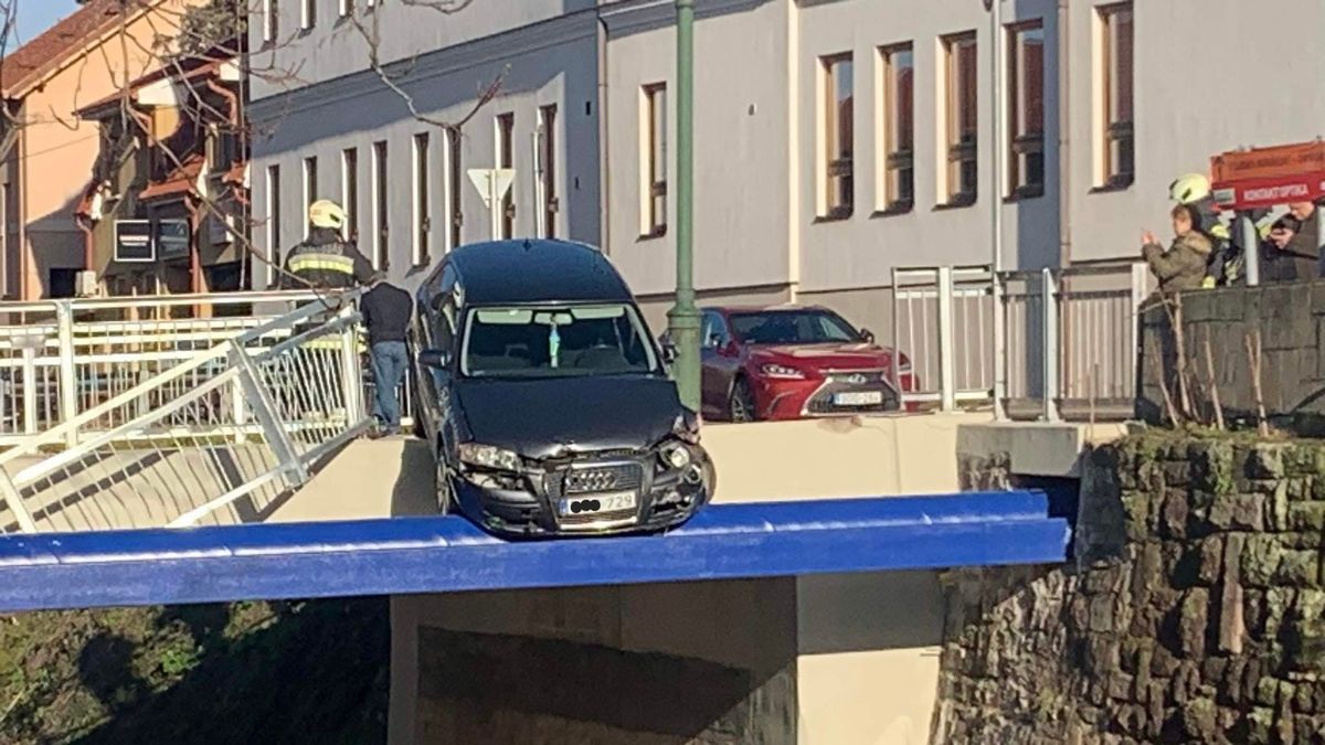 Átszakította a híd korlátját és majdnem a patakban végezte egy Audi Gyöngyösön