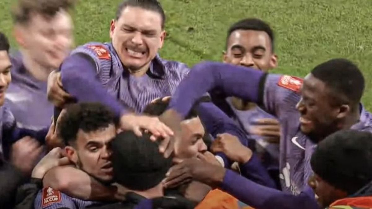 Szoboszlai csapattársa annyira örült a Liverpool góljának, hogy többször megütötte a berohanó szurkoló fejét, majd letépte a sapkáját is (VIDEÓ)