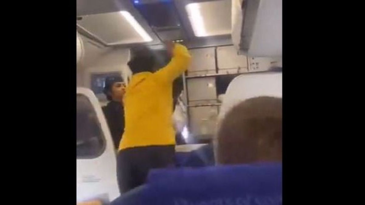 Késett a repülőgép, ököllel vett elégtételt az utas a pilótán (VIDEÓ)