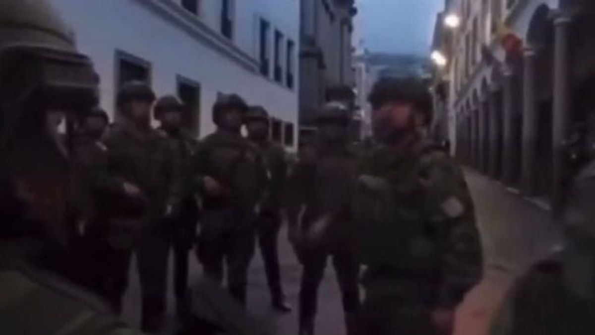 Videón, ahogy az ecuadori hadsereg parancsnoka feltüzeli a harcba induló katonáit