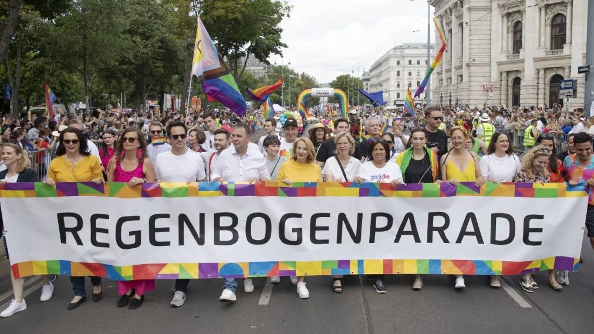 Félmeztelen, őrjöngő férfi jutott át a rendőrökön, és egy meglepett apáca kezéből kitépte a „Familie=Vater, Mutter, Kinder” feliratú táblát