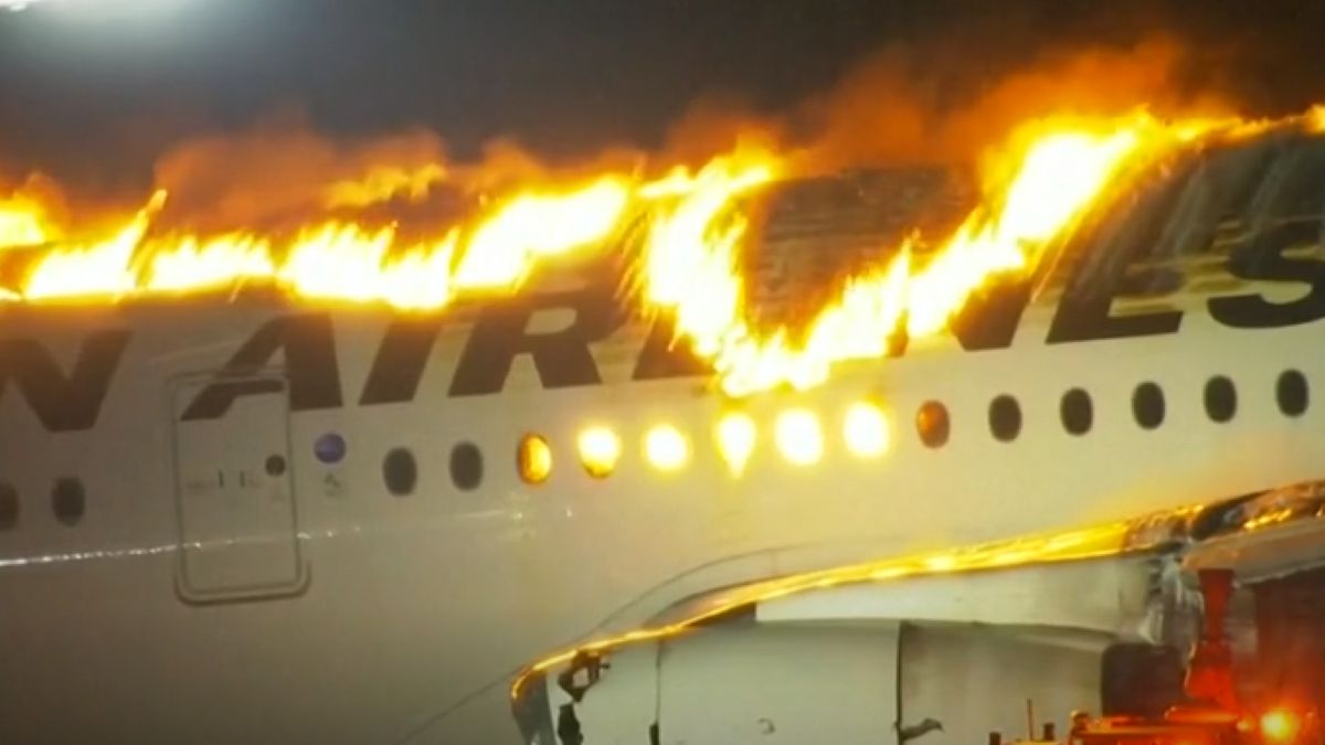 Kigyulladt egy repülőgép a tokiói Haneda repülőtéren (VIDEÓ)