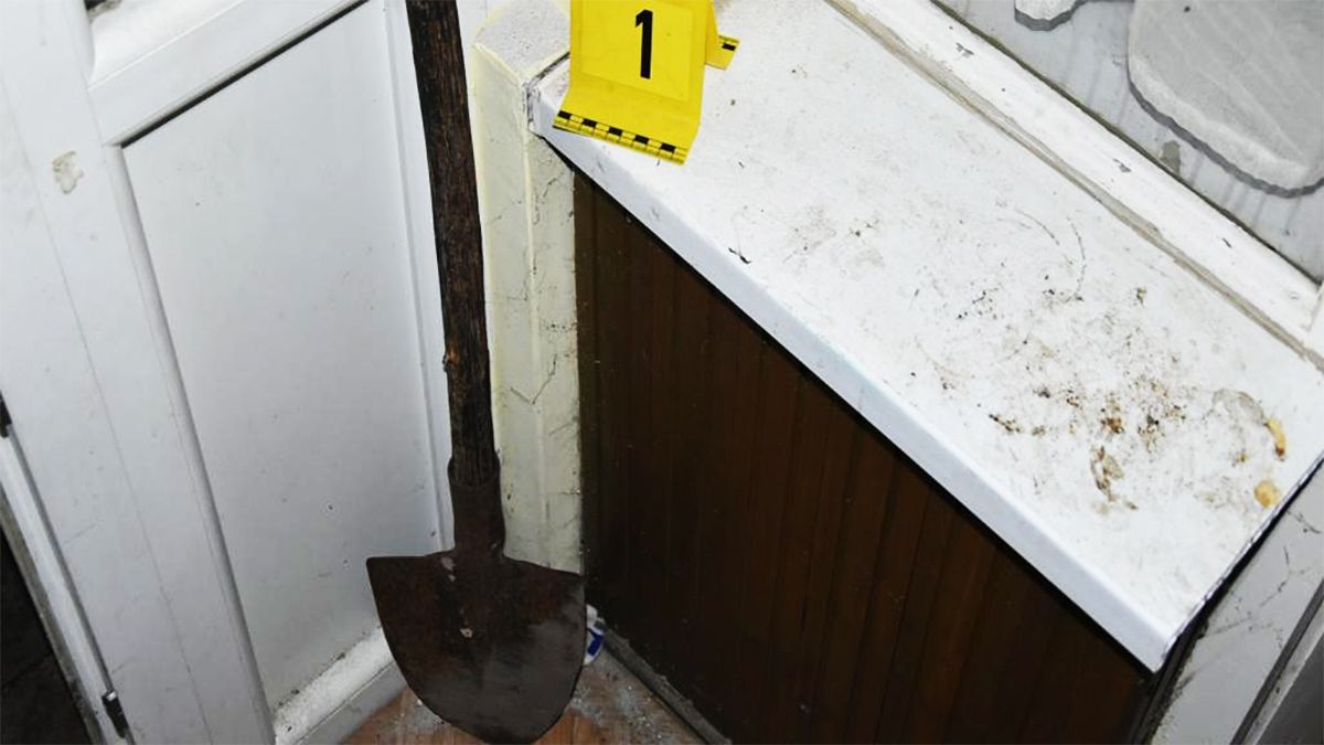 Dühös lett a szomszédokra, becsengetett hozzájuk egy ásóval
