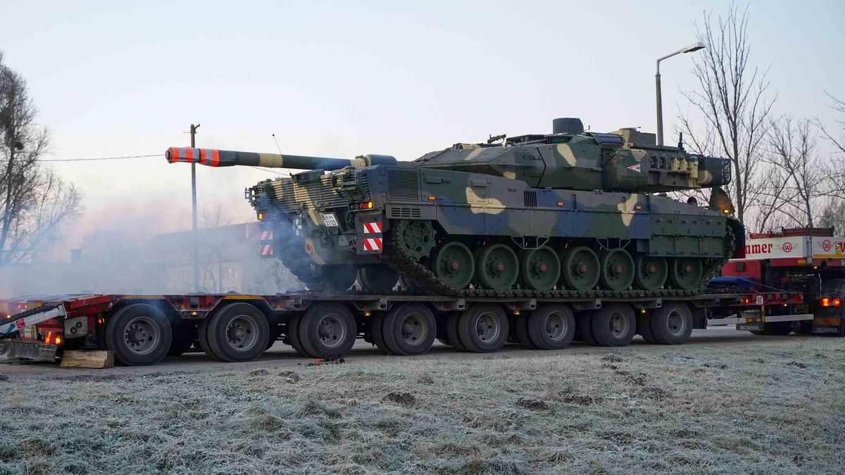 Újabb Leopard 2A7 harckocsik érkeztek Tatára (KÉPEK)