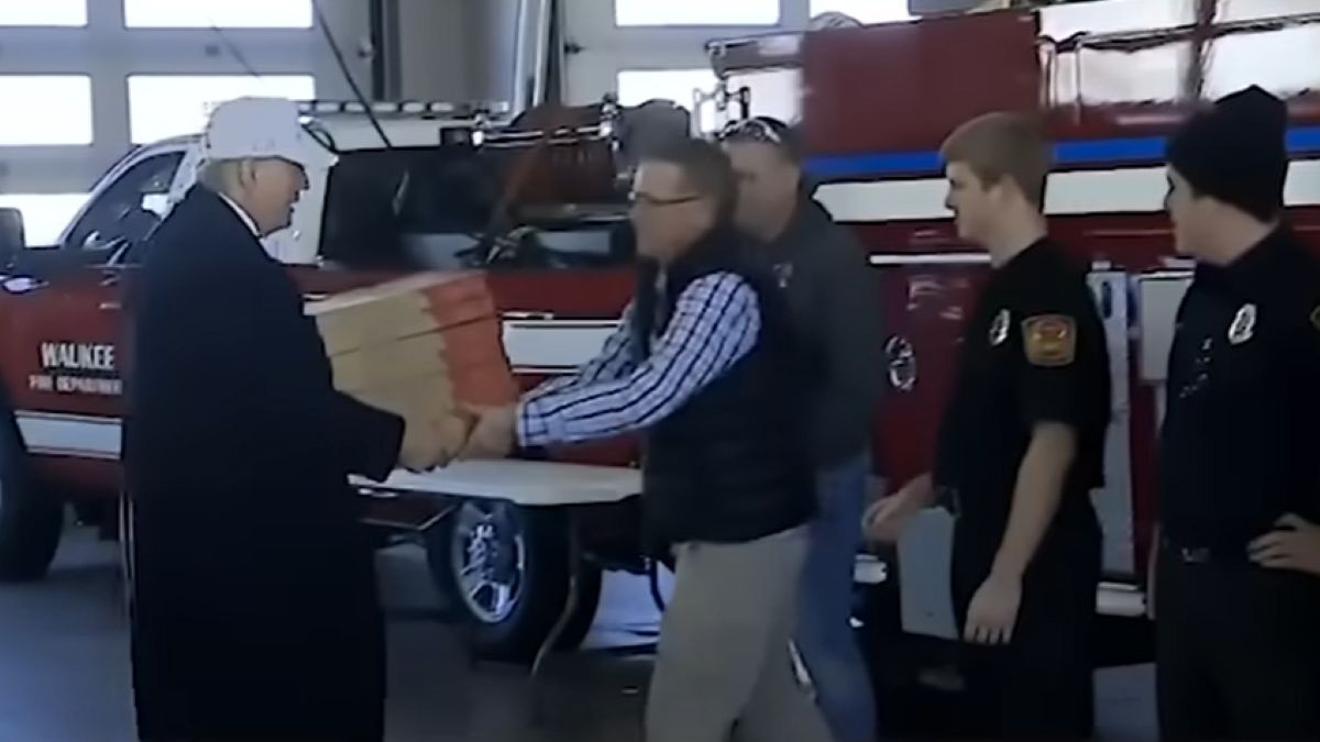 Pizzafutárnak állt Donald Trump (VIDEÓ)