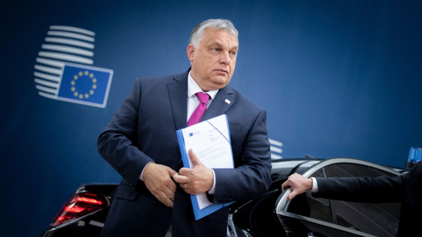Orbán Viktor EU-s mappával 