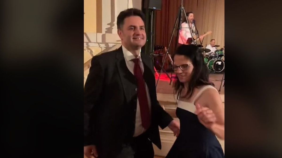 Így táncol Márki-Zay, miközben a háttérben zeng, hogy mindenféle gond van most a fejemben (VIDEÓ)