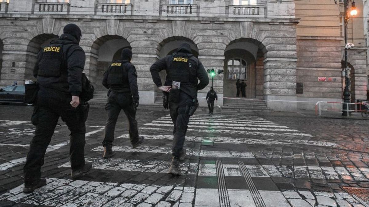 Pánikgombokat vezethetnek be a cseh egyetemeken a prágai tömeggyilkosság után