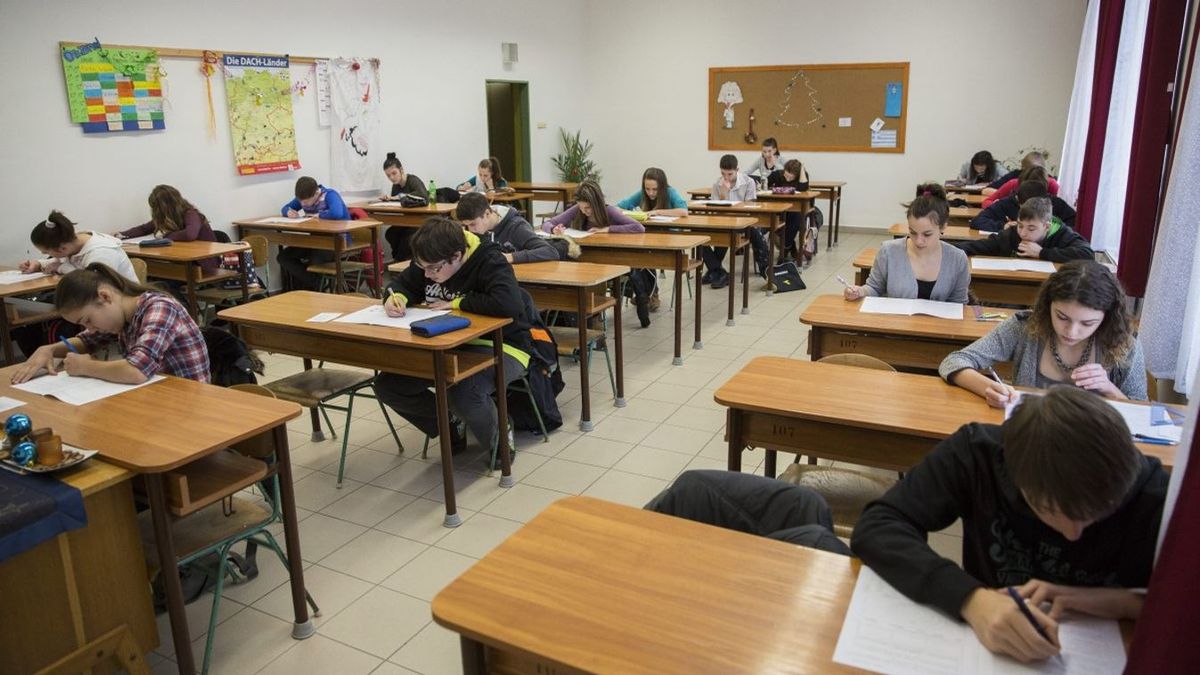 Hivatalos: januártól átlagosan 32,2%-kal emelkedik a tanárok, tanítók, gyógypedagógusok és óvónők bére