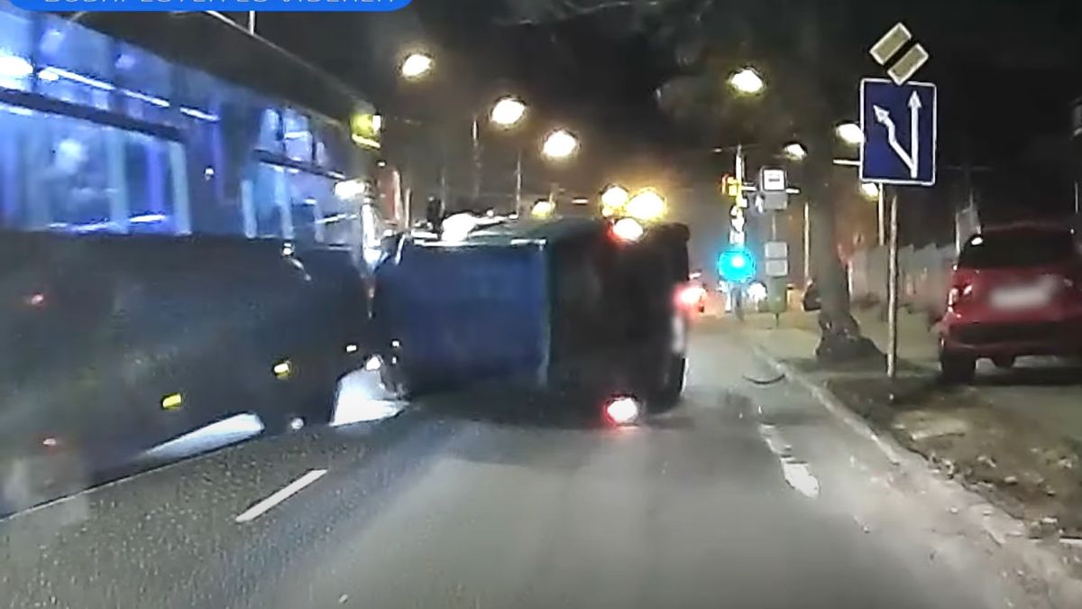 Elbambult a suzukis, a padkának hajtott, belerongyolt egy parkoló autóba, aztán felborult (VIDEÓ)