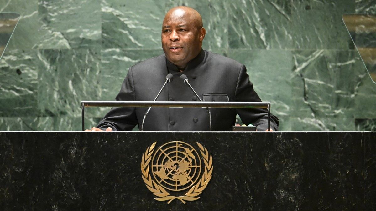 Afrikai vezető: A melegeket meg kellene kövezni