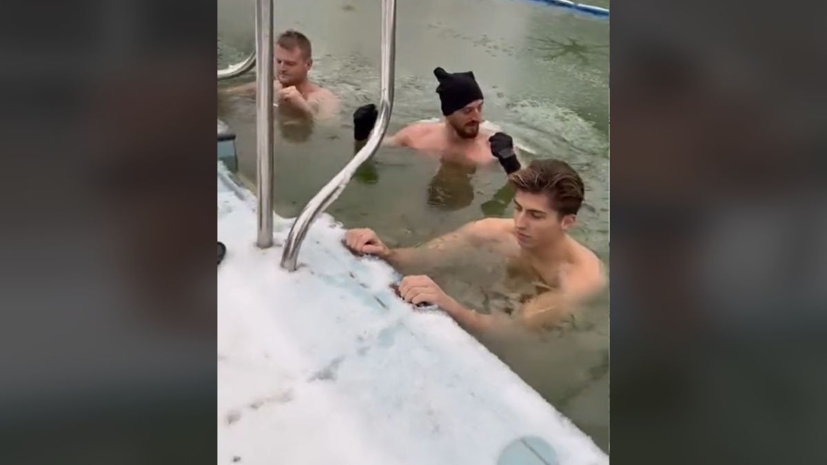 Így fürdik a jeges vízben Marco Rossi fia (VIDEÓ)