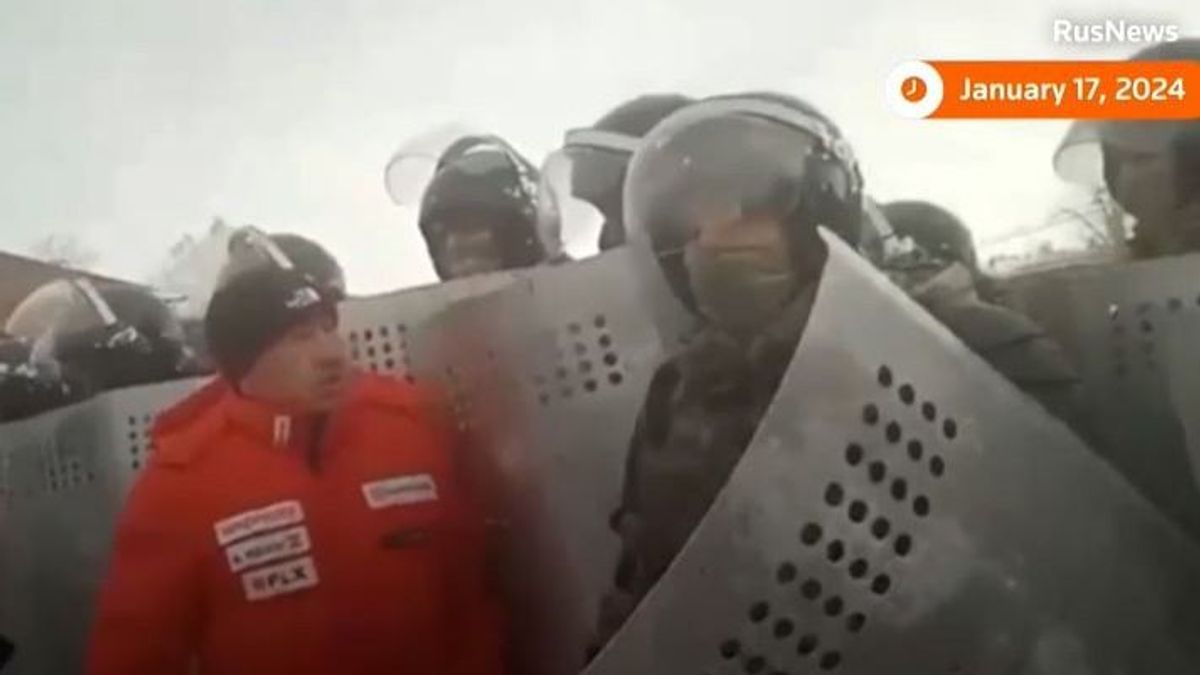 Könnygázzal és gumibotokkal vertek szét egy tüntetést Oroszországban (VIDEÓ)