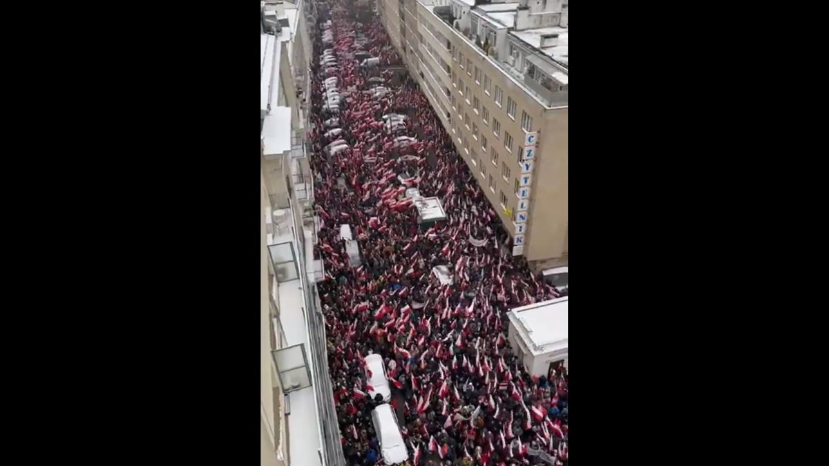 „Fantasztikusak vagytok! Itt szabadok vagyunk!” – így reagált Morawiecki a varsói megmozdulásra