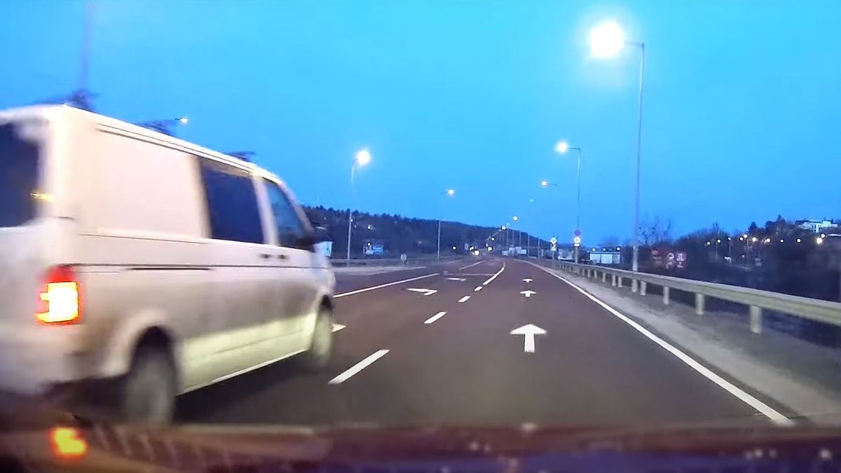 Driftelve eredt a szabályszegő sofőr nyomába a rendőr (VIDEÓ)