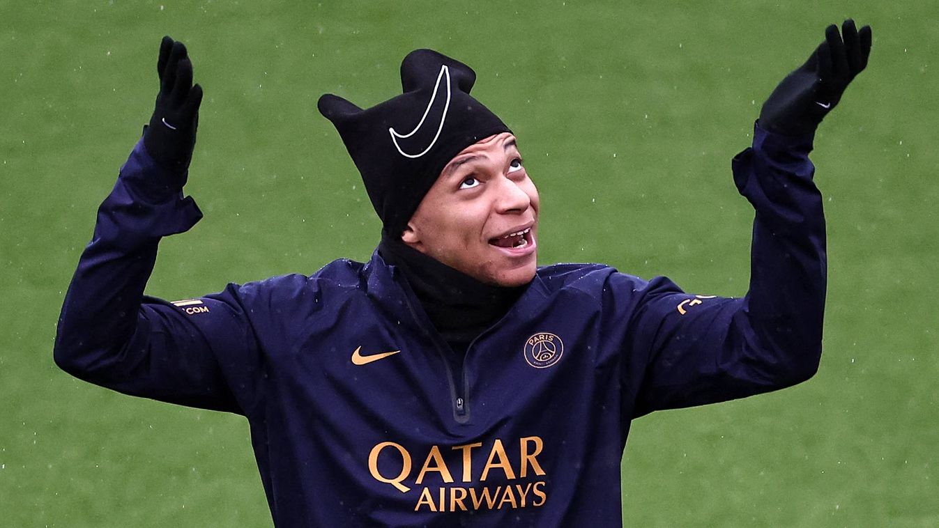 Paris Saint-Germain's French forward #07 Kylian Mbappe gestures during a training session in Poissy, west of Paris, on January 2, 2024, on the eve of the French Trophy of Champions football match between Paris Saint-Germain (PSG) and Toulouse.