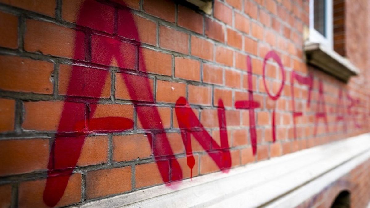 Az orbáni propaganda az európai radikális baloldalt nácinak aposztrofálja