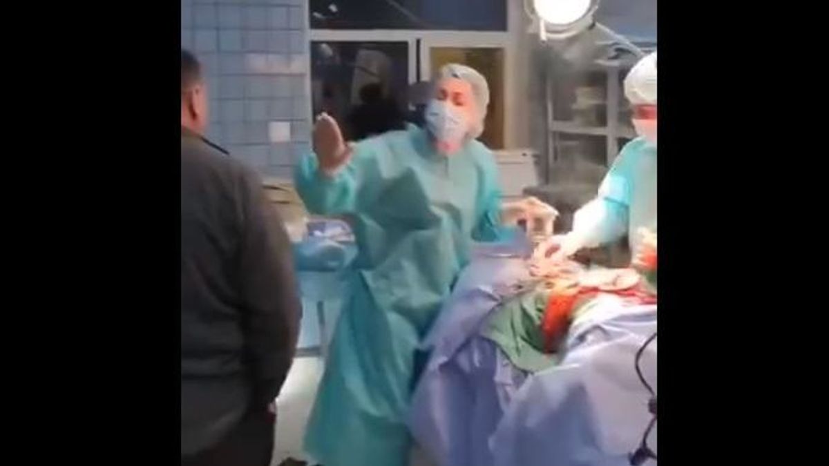 Hihetetlen videón, ahogy műtét közben rakéta csapódik be egy ukrán kórházba