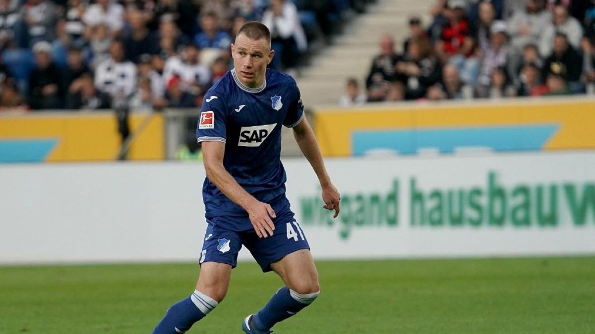 Bizarr: Hoffenheimes melegítőben, a Freiburg ellen írt alá Szalai Freiburgba