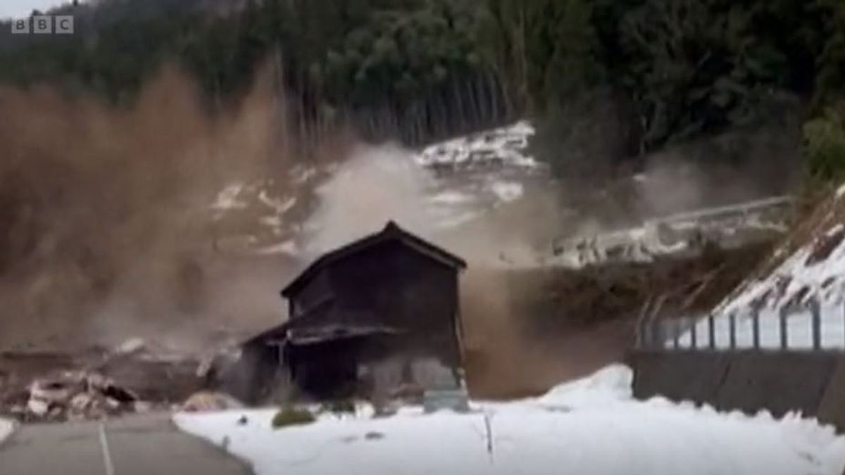 Brutális videón, ahogy a földcsuszamlás házakat sodor el Japánban