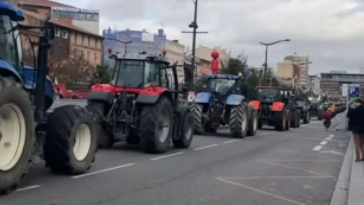 Betörtek a traktorok Párizsba, teljesen megbénították a francia fővárost (VIDEÓ)
