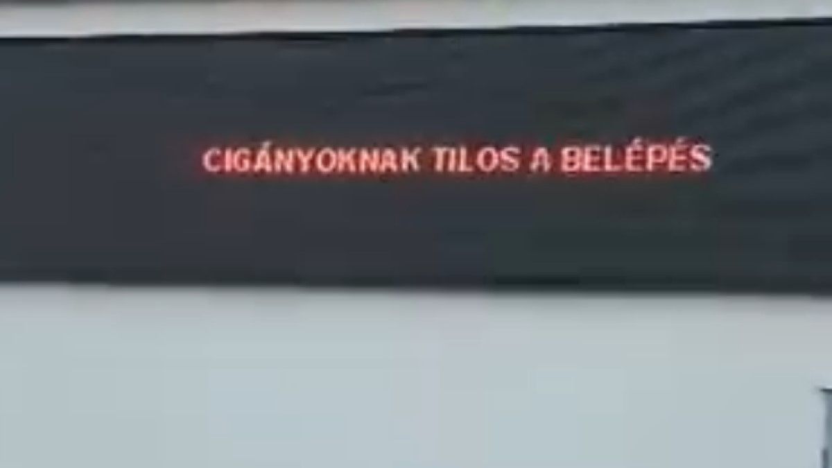 „Cigányoknak tilos a belépés” – hirdette egy kecskeméti italbolt LED-kijelzője