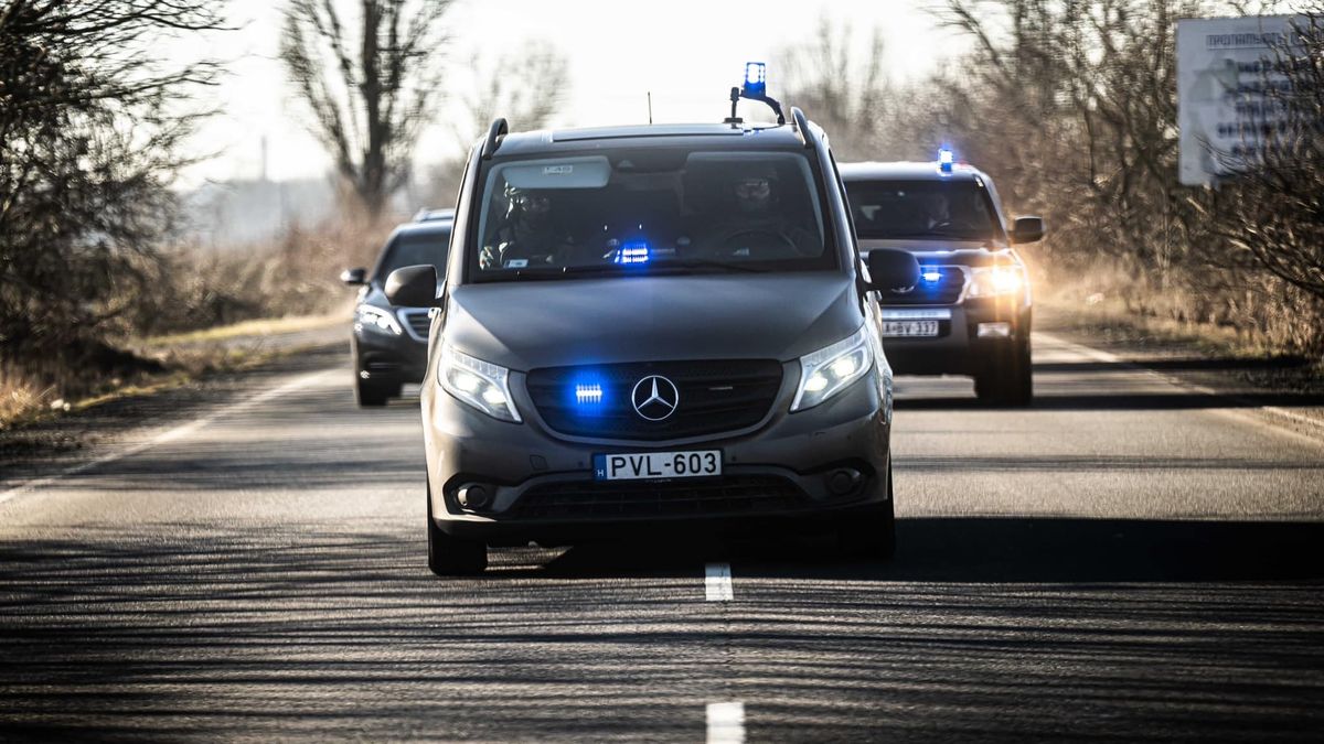 Mentő kísérte Szijjártóék konvoját a temetőbe, de a TEK is készenlétben állt