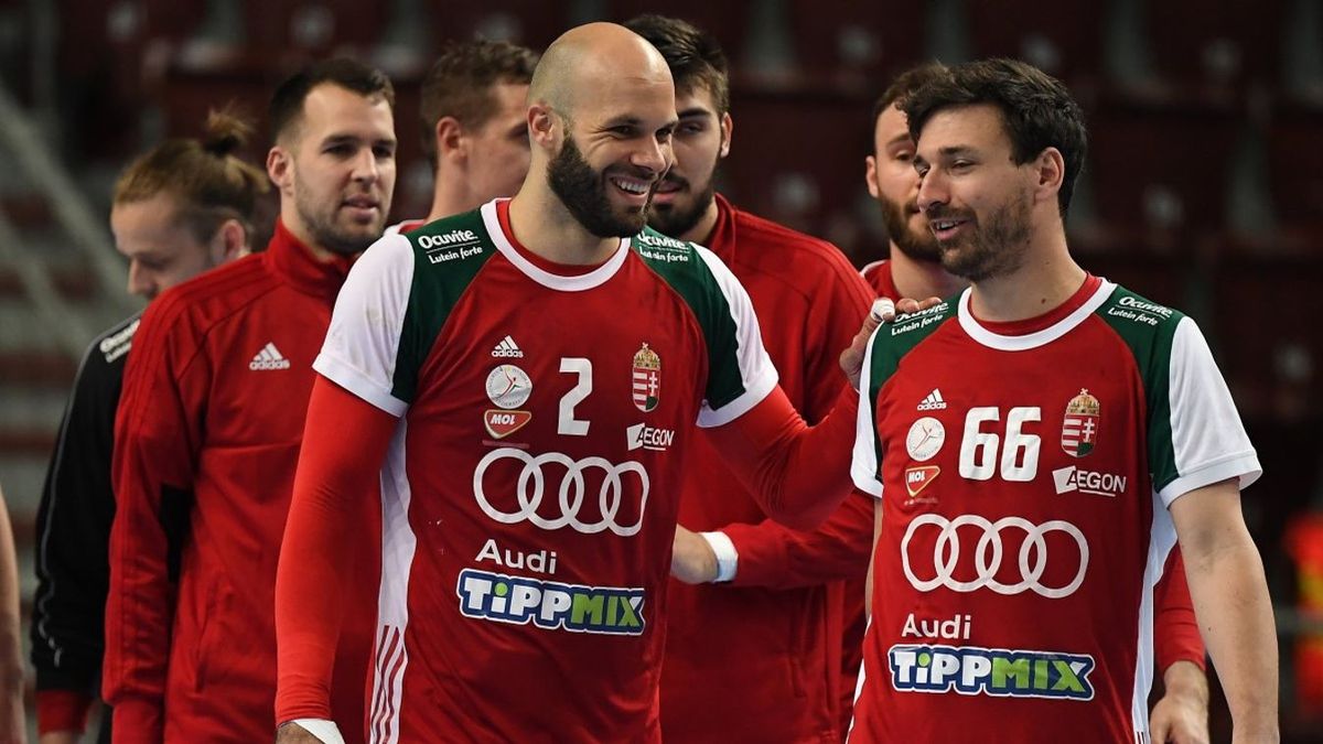 Elállta a csapatbusz útját, arrébb tettek egy autót a magyar kézis fiúk Kölnben (videó)