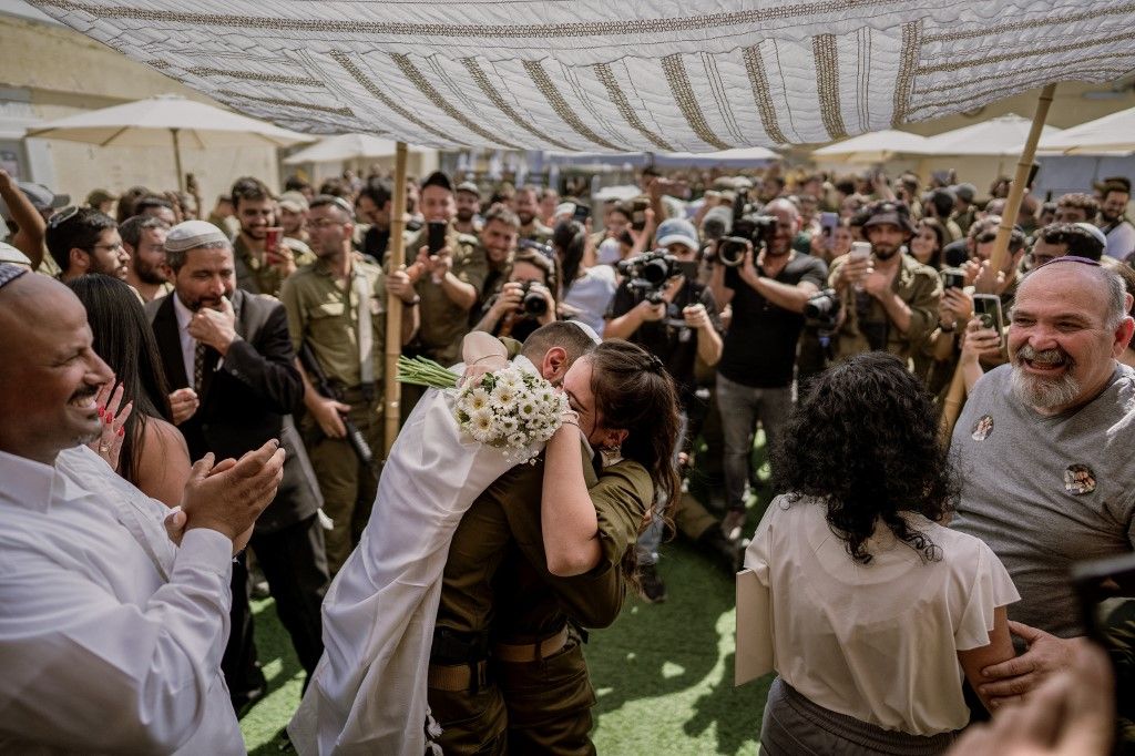 Israeli Soldiers get Married in the middle of War