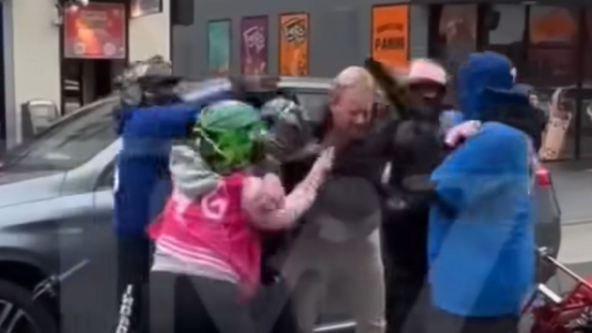 Videón, ahogy a népszerű hollywoodi sztár brutális bunyóba keveredik a motorosokkal