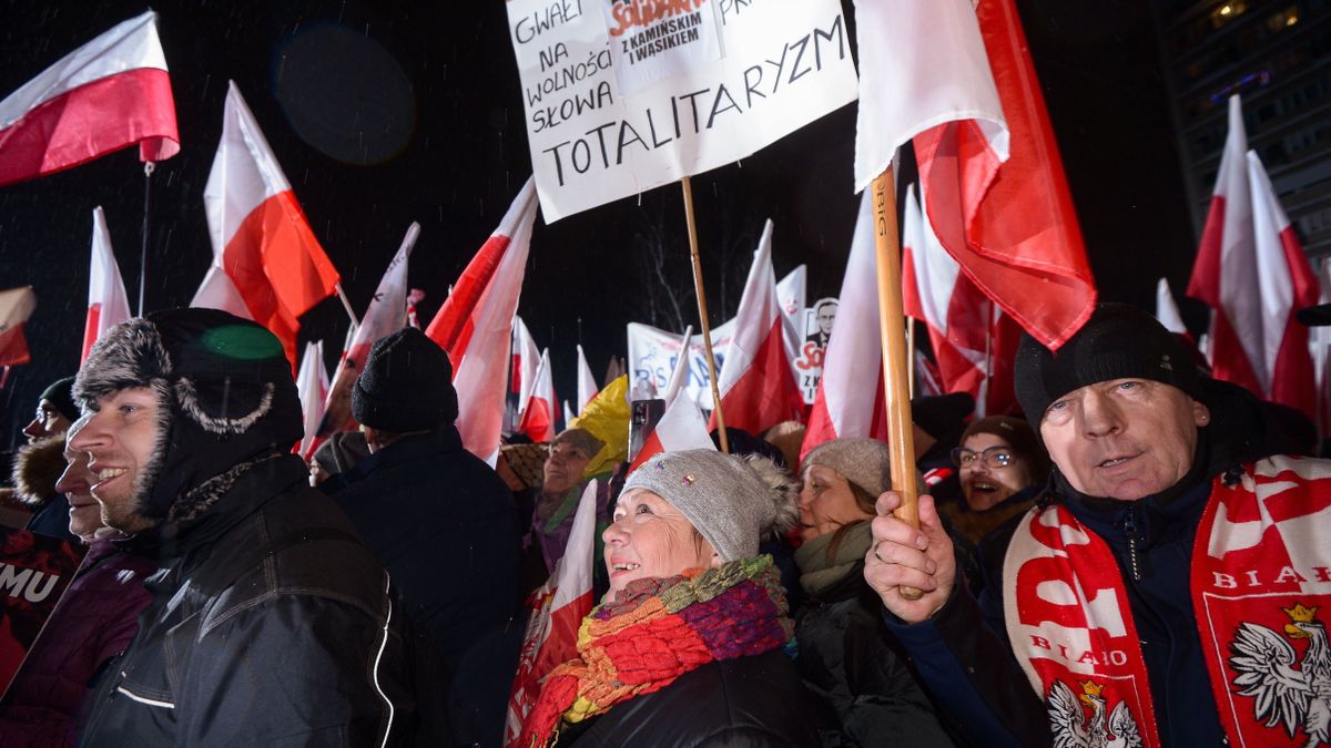 Az új, baloldali kormány a médiában és a bíróságon is eltávolítja azokat, akik nem értenek egyet vele – értékelte Morawiecki a friss, lengyel „demokráciát”