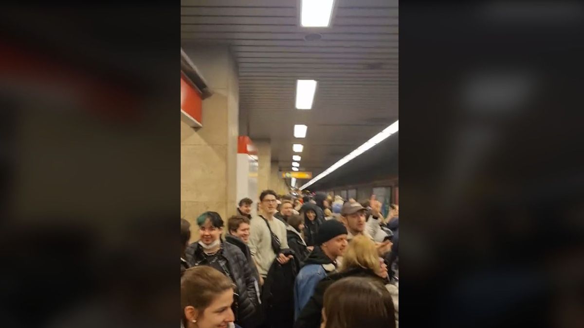 Így tombolt Krúbi közönsége a metróban, „mocskos Fideszt” skandálva (VIDEÓ)